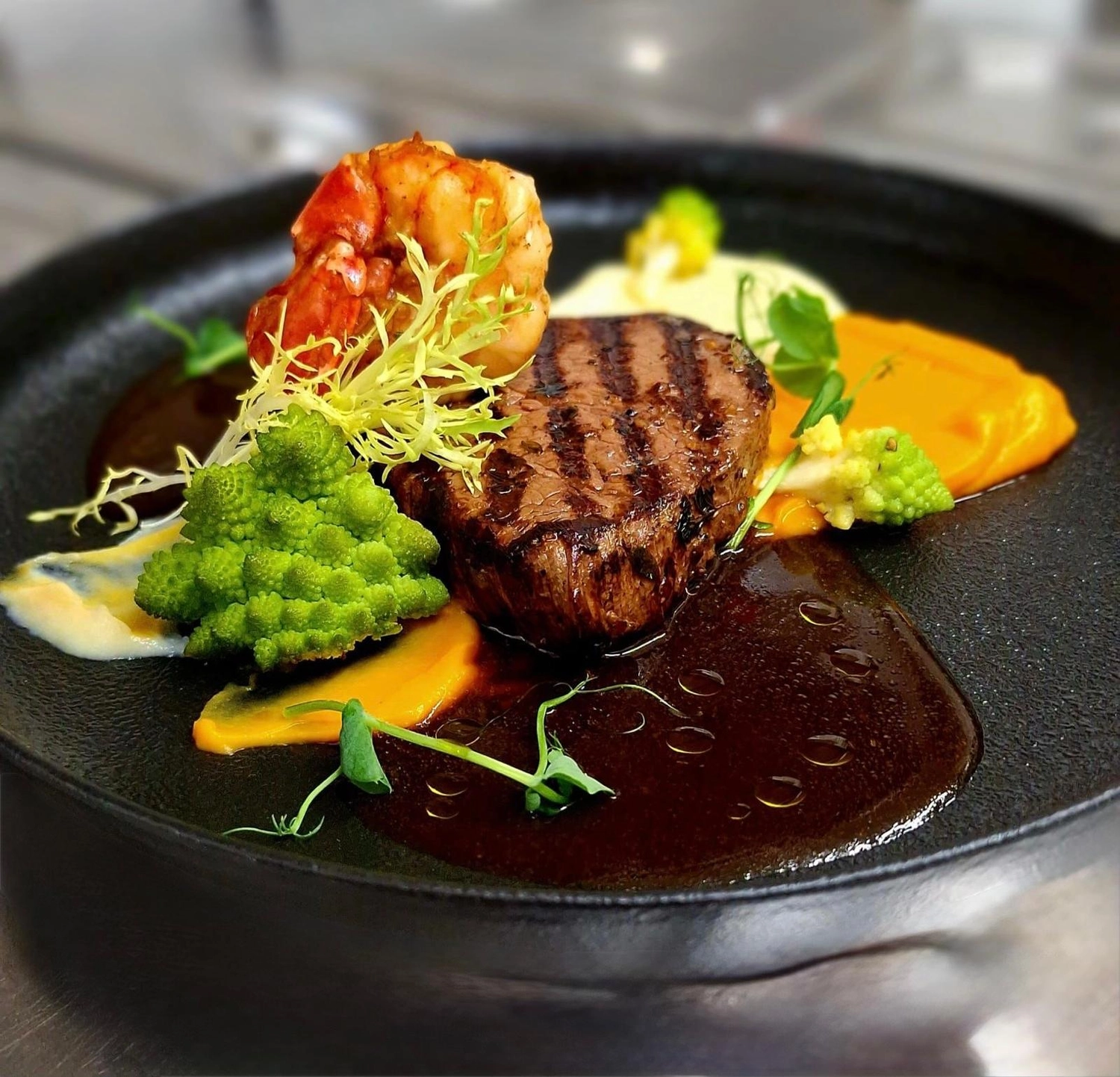 Apfelbaum – Restaurant – Dieses Gericht ist ein gegrilltes Steak, serviert mit Pommes frites.