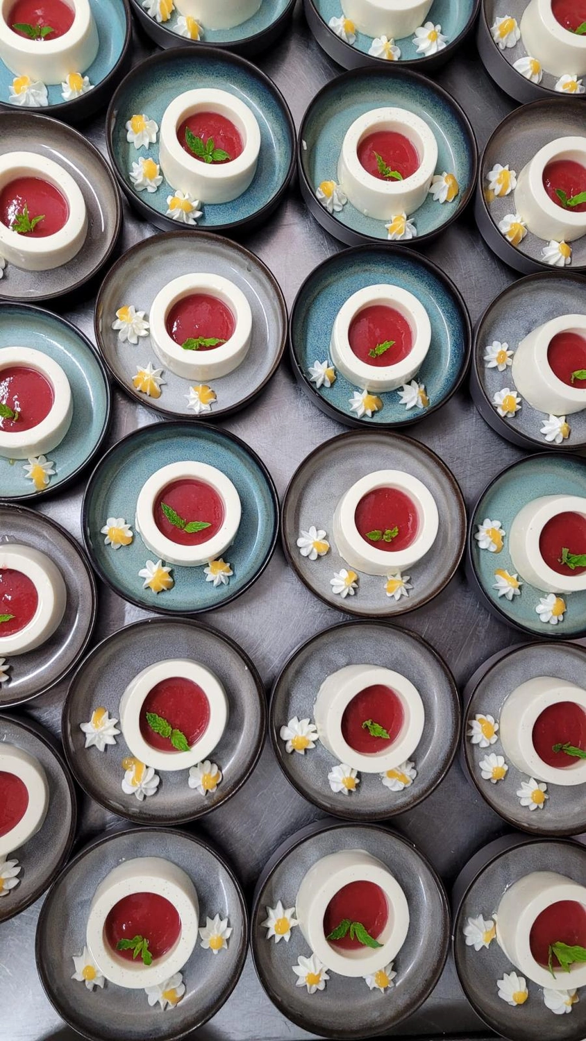 Apfelbaum – Restaurant – Das Bild zeigt eine große Portion Panna Cotta, ein klassisches italienisches Dessert aus gesüßter Sahne, die mit Gelatine angedickt wird.
